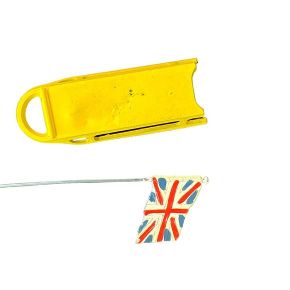Manoil Iron Sled and Flag‎ Antique Toy - Picture 1 of 5